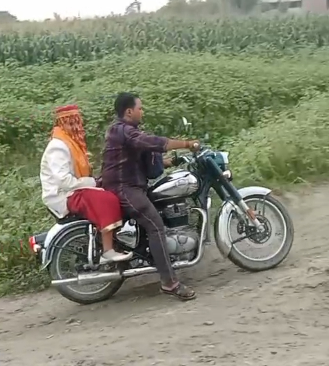 सपनों की बारात… कीचड़ में फंसी राह : दूल्हा बाइक से निकला, सिस्टम हुआ बेनकाब