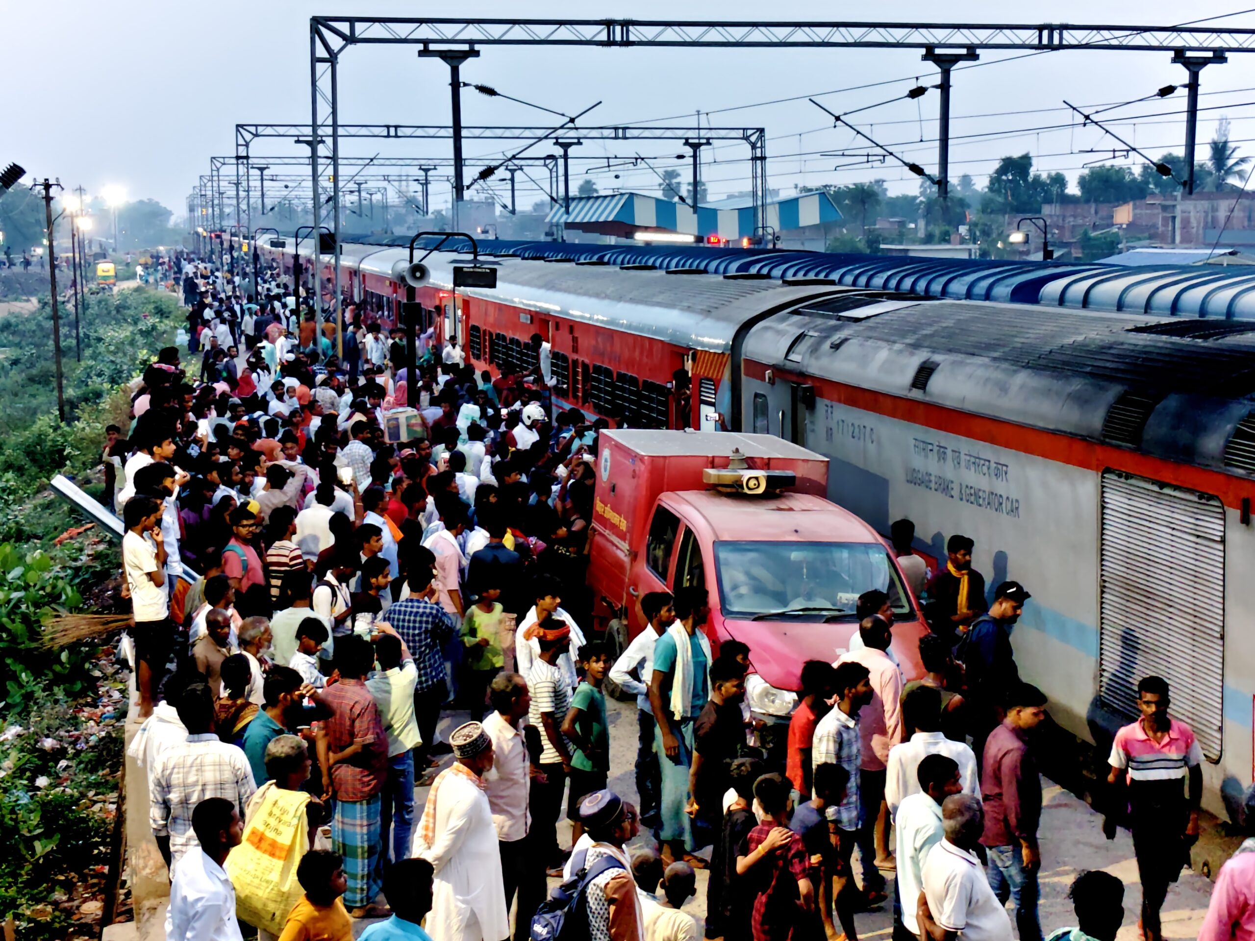 जनसाधारण एक्सप्रेस में धुआं उठने से मची अफरा-तफरी