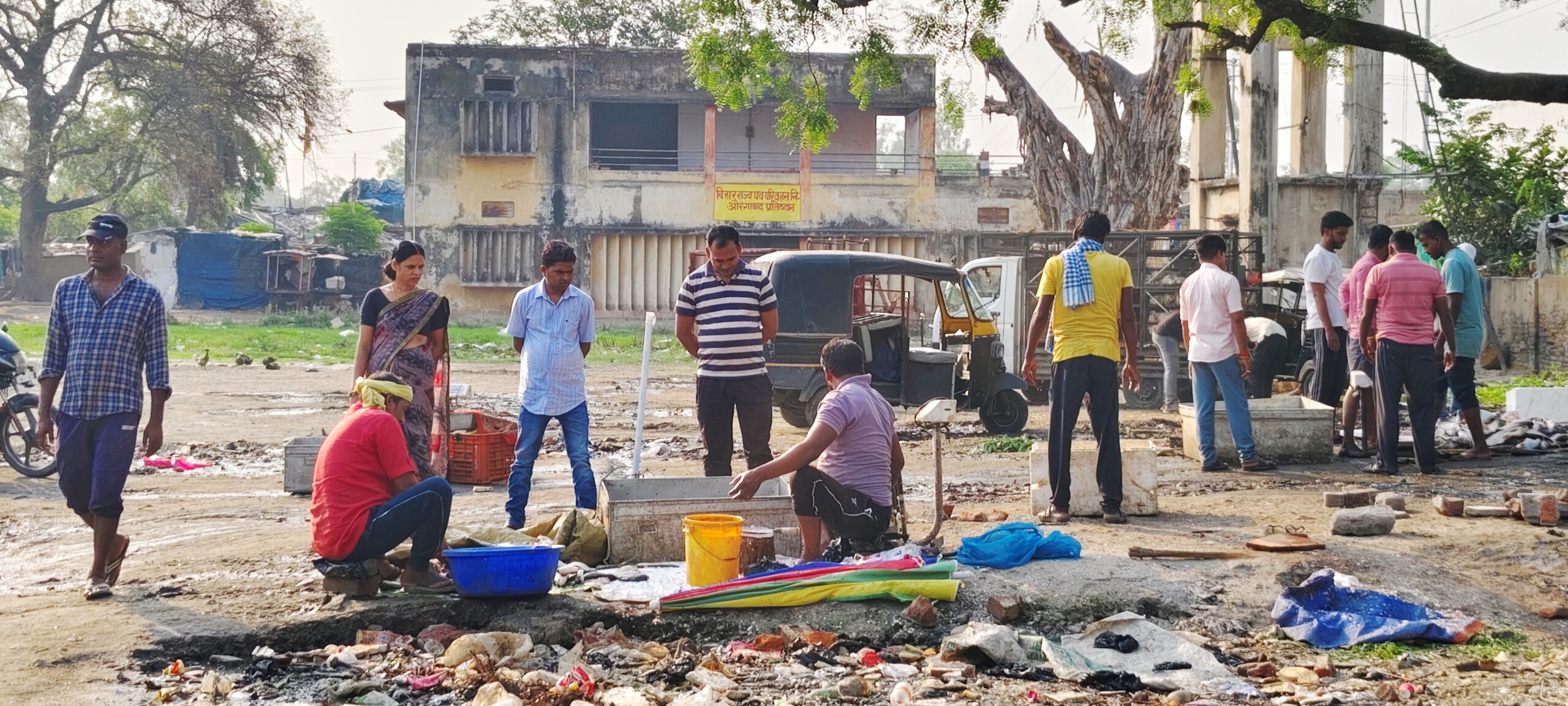 मांस-मछली दुकानों से घिरा सरकारी बस डिपो परिसर, यात्रियों में डर और अफसर खामोश