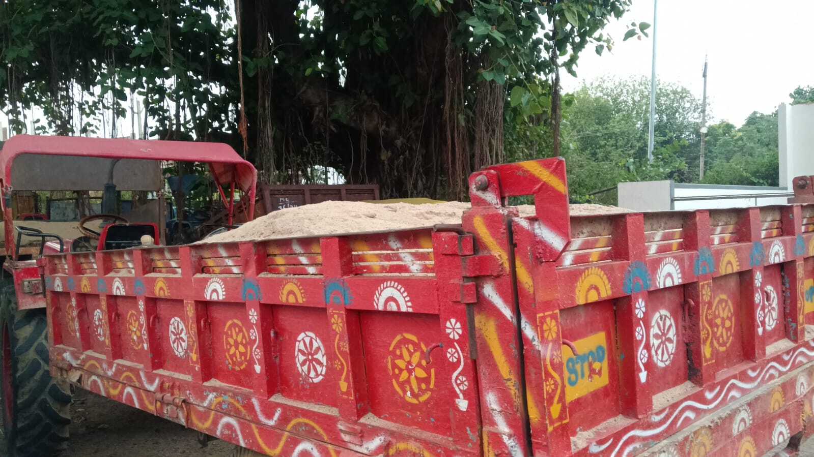 देवीपुर: अवैध बालू लोड ट्रैक्टर किया जब्त