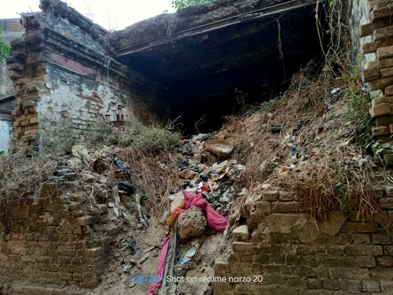 स्कूल बना खंडहर, अब नहीं गूंजते संस्कृत के श्लोक
