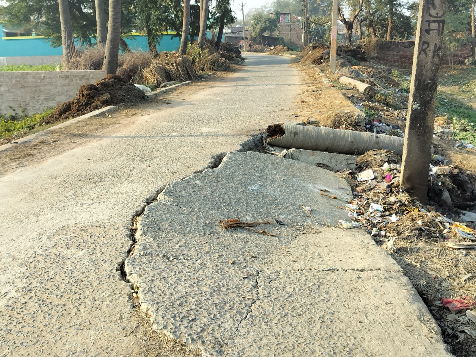 टूटी सड़क से बना रहता हादसे का खतरा