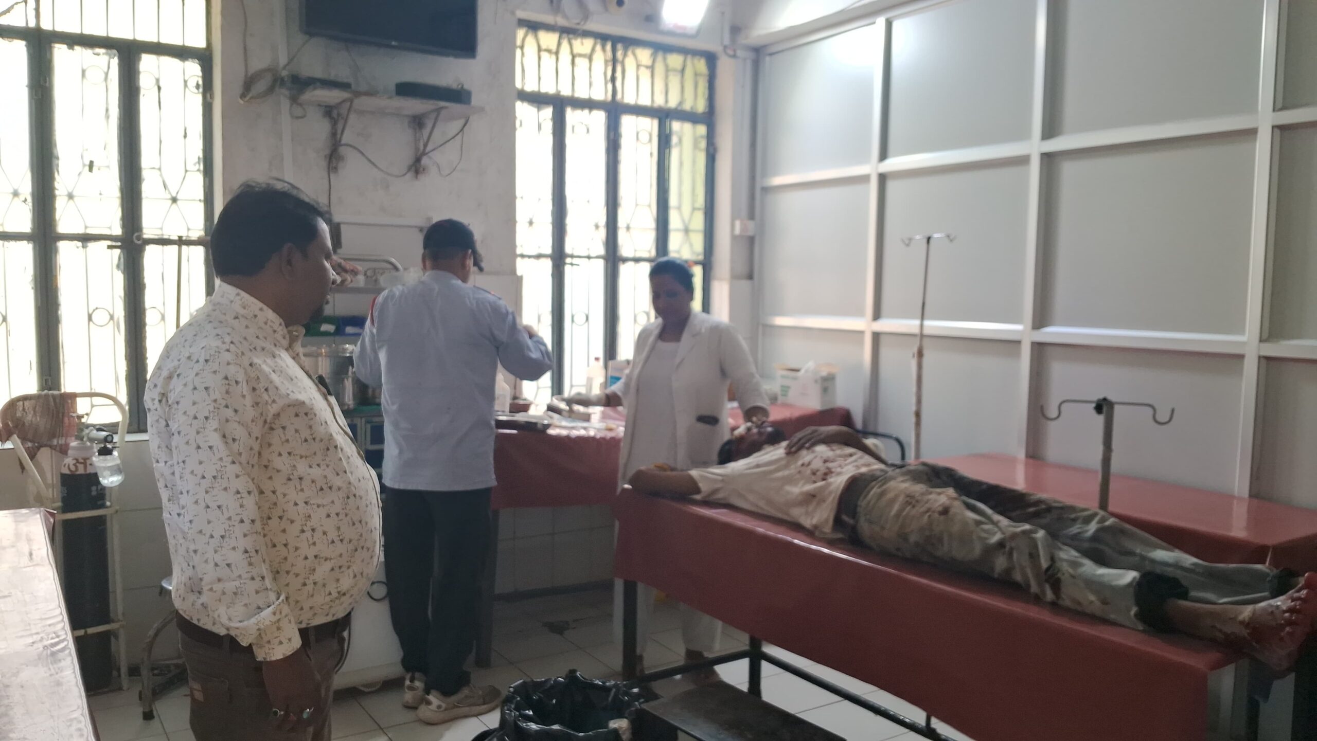 अनियंत्रित होकर स्कूटी पलटी, दो सगे भाई घायल