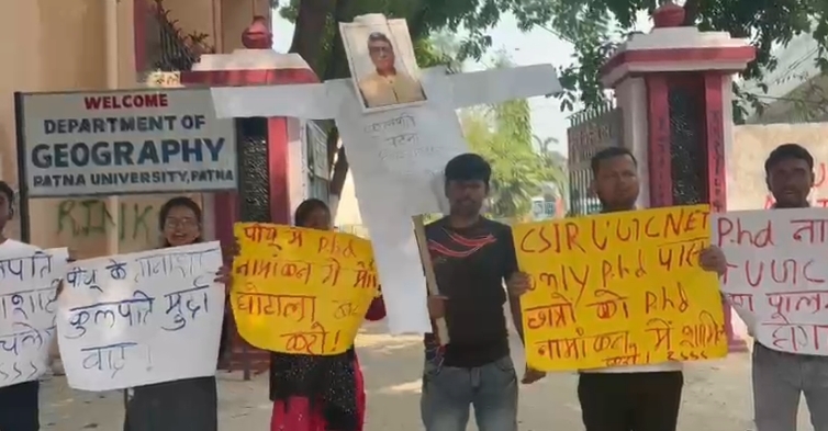 थावे मंदिर में दर्शन को उमड़े भक्त, लगा भीषण जाम