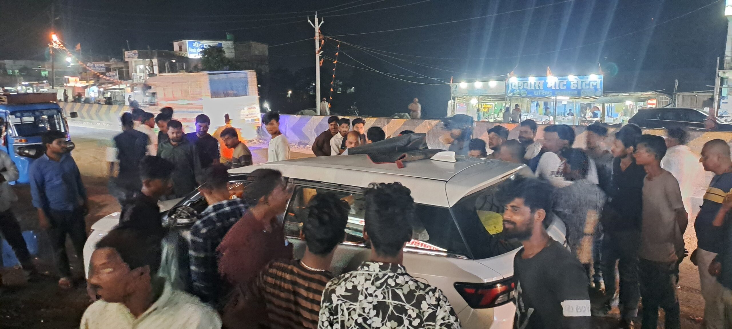 सिमराही बाजार में 30 मिनट में दो सड़क हादसे, डिवाइडर पर संकेत नहीं होने से बढ़ा खतरा