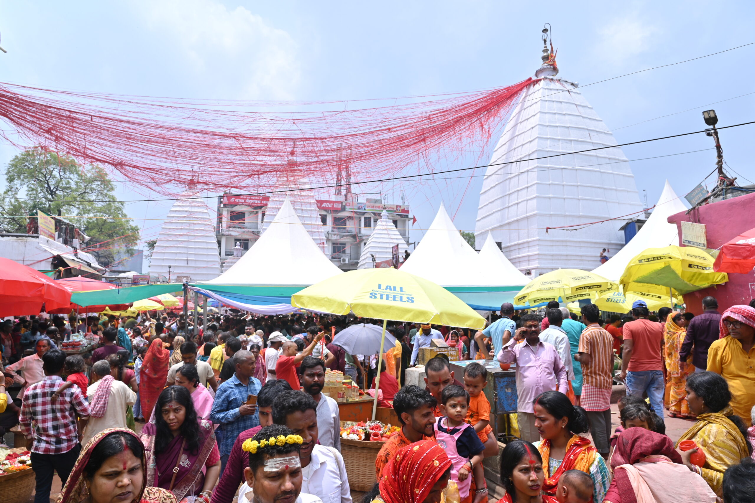 Deoghar News : बाबा मंदिर में अब कंट्रोल रूम की अनुमति से ही वीआइपी को मिलेगा प्रवेश