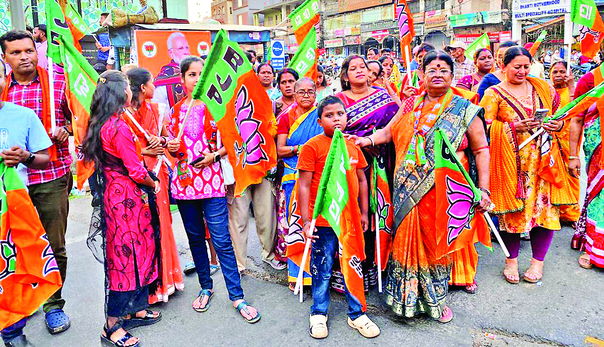 Rourkela News: भाजपा ने जमकर मनाया बंगाल, असम और पुड्डुचेरी में जीत का जश्न, झालमुढ़ी बांटी