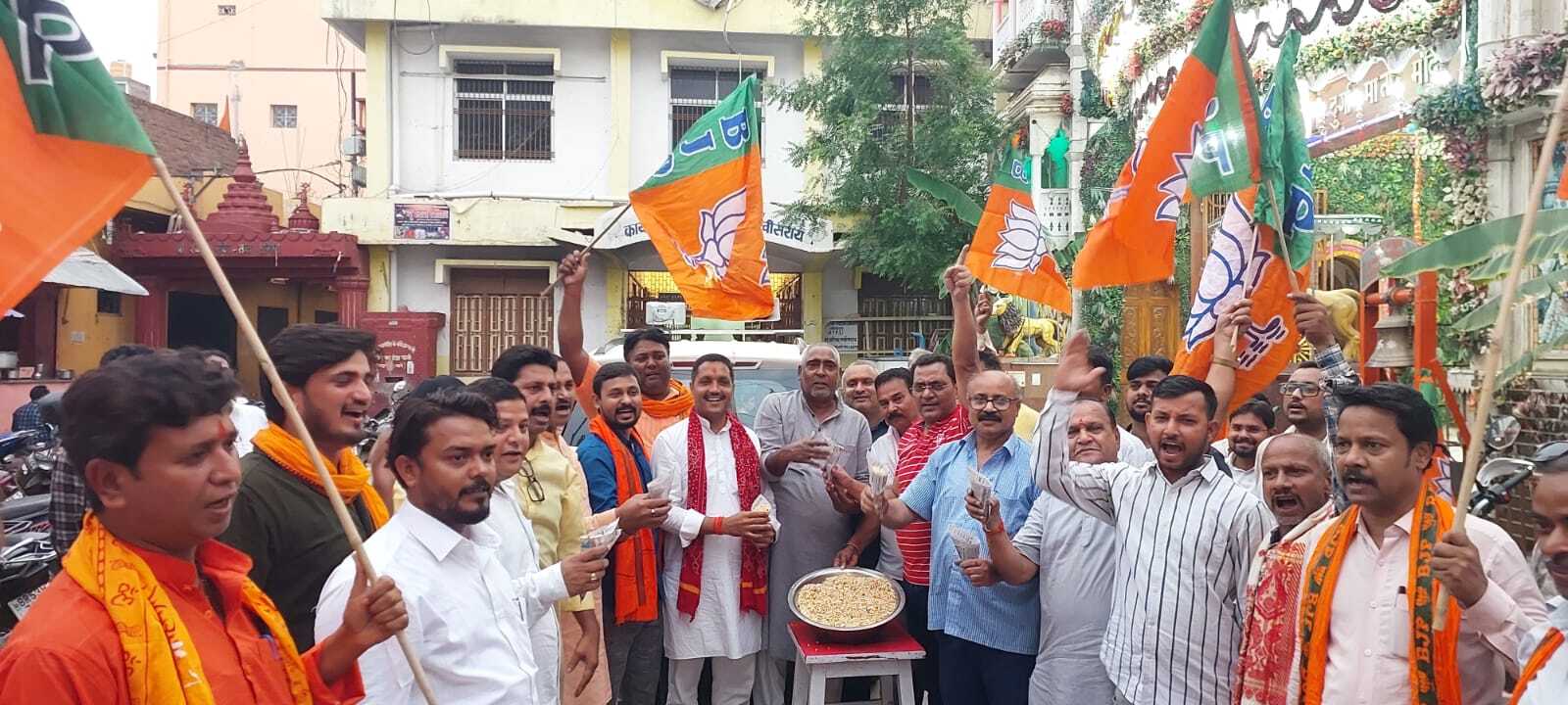 पश्चिम बंगाल में भाजपा को प्रचंड जीत पर निकाला विजय जुलूस