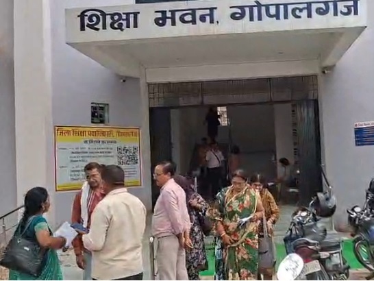 शिक्षकों की ऑनलाइन हाजिरी में 5639 प्रधानाध्यापकों और शिक्षकों कार्रवाई