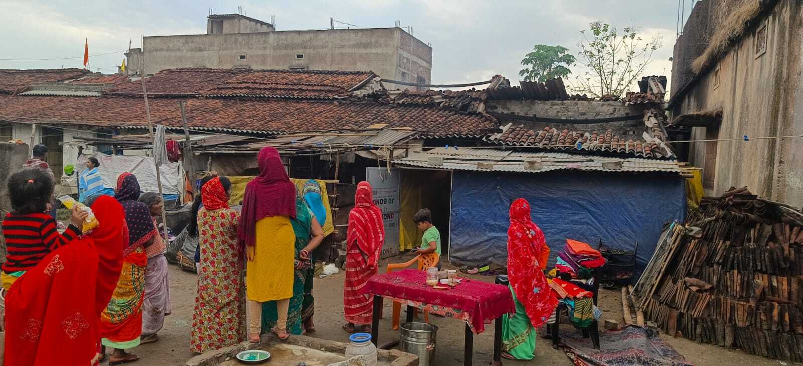 अगलगी में किराये में रह रहे तीन परिवार के सामान राख
