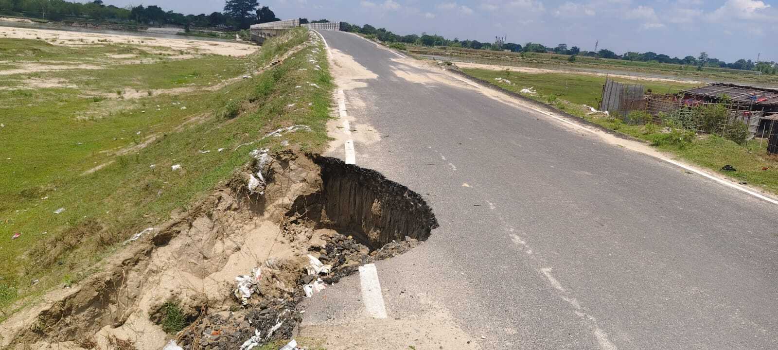 पोठिया में 11 माह पहले बनी सड़क धंसी, जांच की मांग