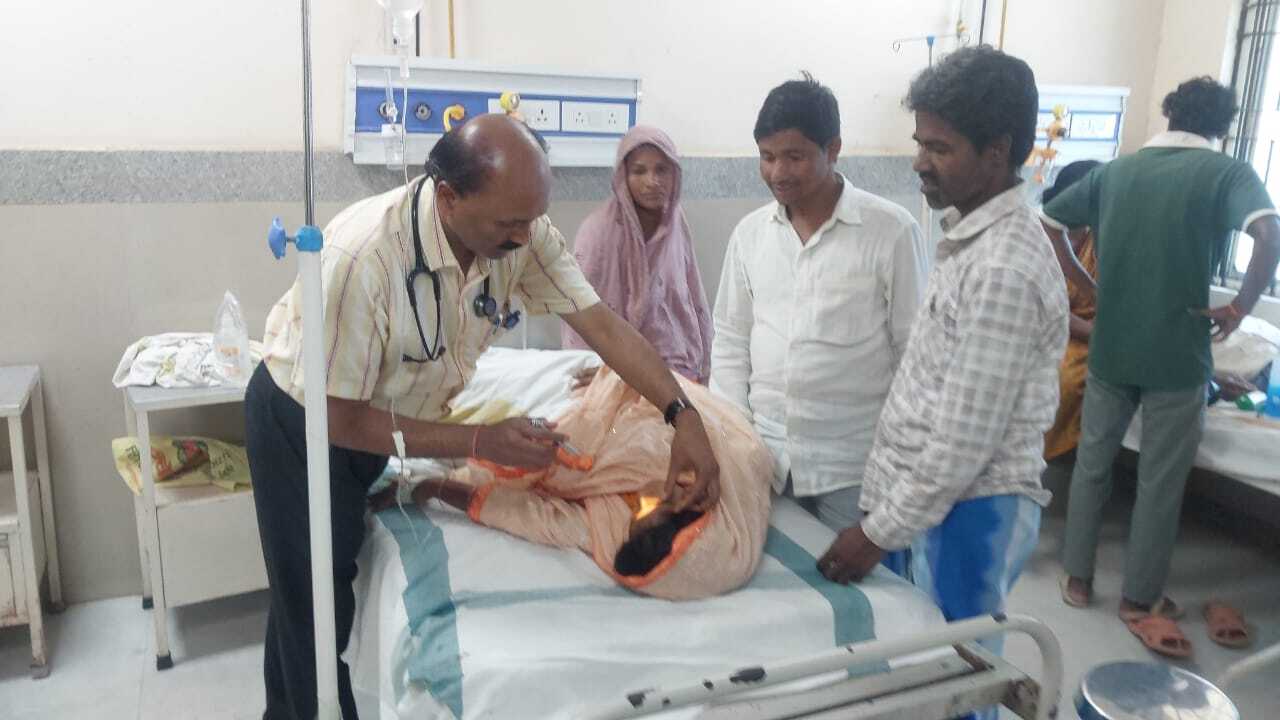 सांप काटने के बाद परिजन मृत सांप लेकर पहुंचे सदर अस्पताल