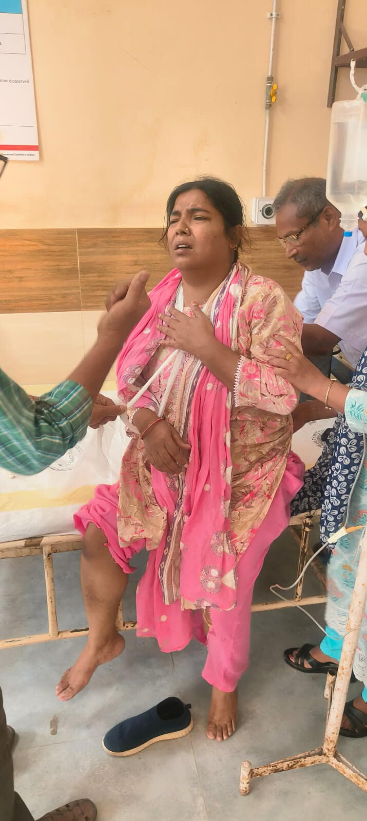 कुत्ते को बचाने के प्रयास में पलटा टोटो, ड्यूटी पर जा रहीं दो महिला स्वास्थ्यकर्मी घायल