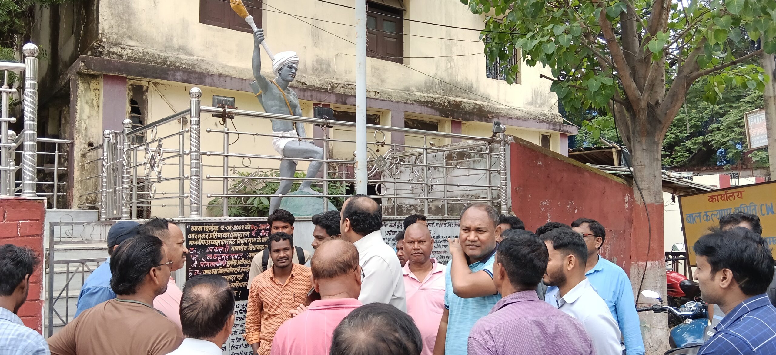 असामाजिक तत्वों ने जामताड़ा में भगवान बिरसा मुंडा की प्रतिमा किया क्षतिग्रस्त