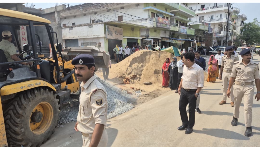 नगर पर्षद ने चलाया शहर में महाभियान, सड़कों व नालों से हटाया गया अवैध कब्जा