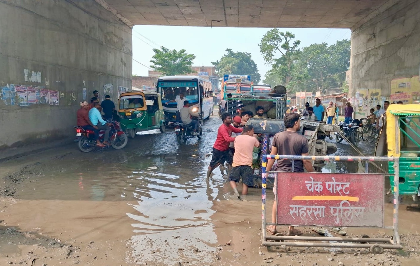 SAHARSA NEWS : एनएच 107 विस्तारीकरण निर्माण कार्य की रफ्तार धीमी, जोखिम भरा साबित हो रहा आवागमन