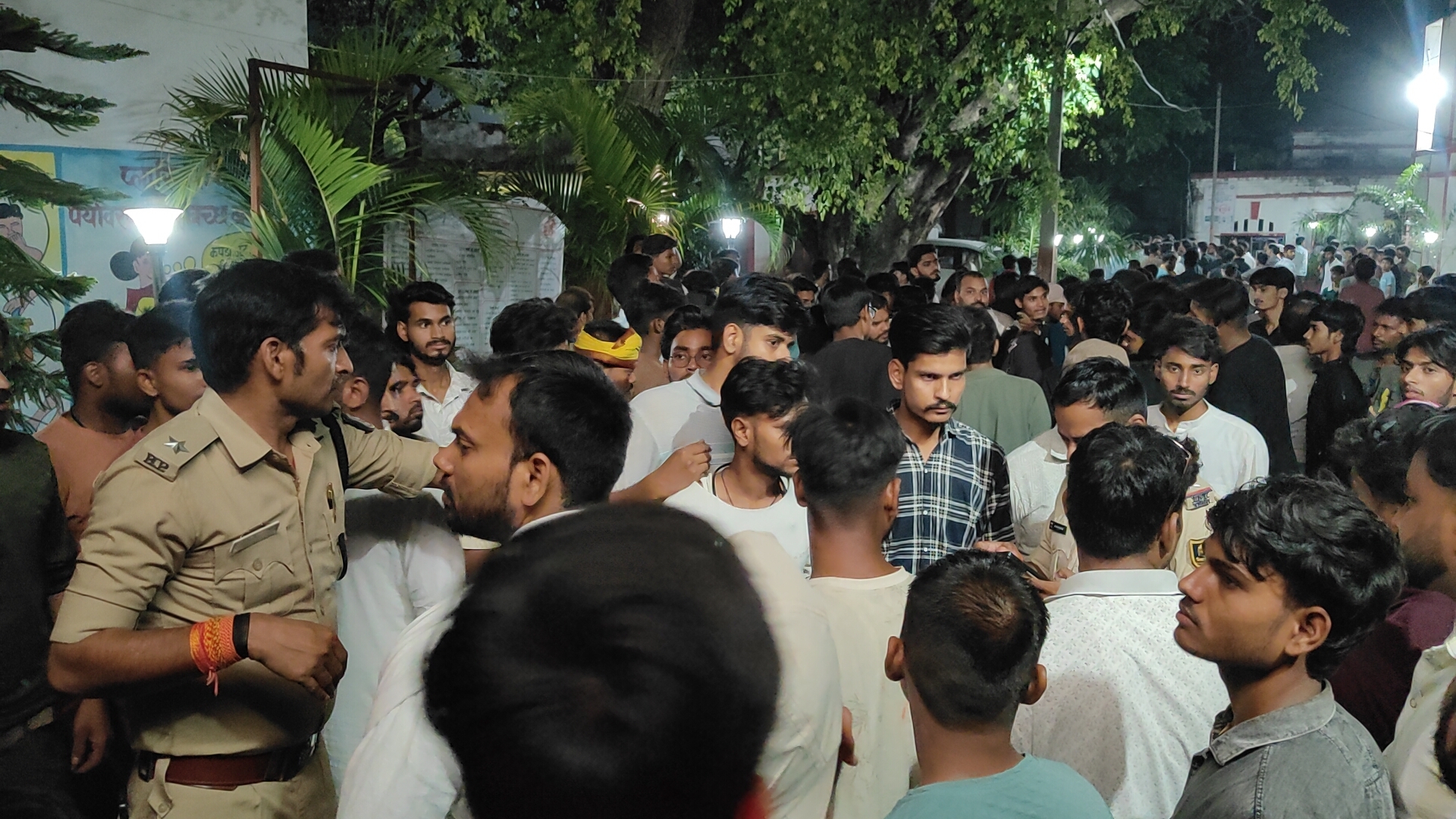 चेनारी-शिवसागर हाइवे पर बड़ा हादसा: गड्ढे में गिरी बाइक, एक की मौत, दो घायल