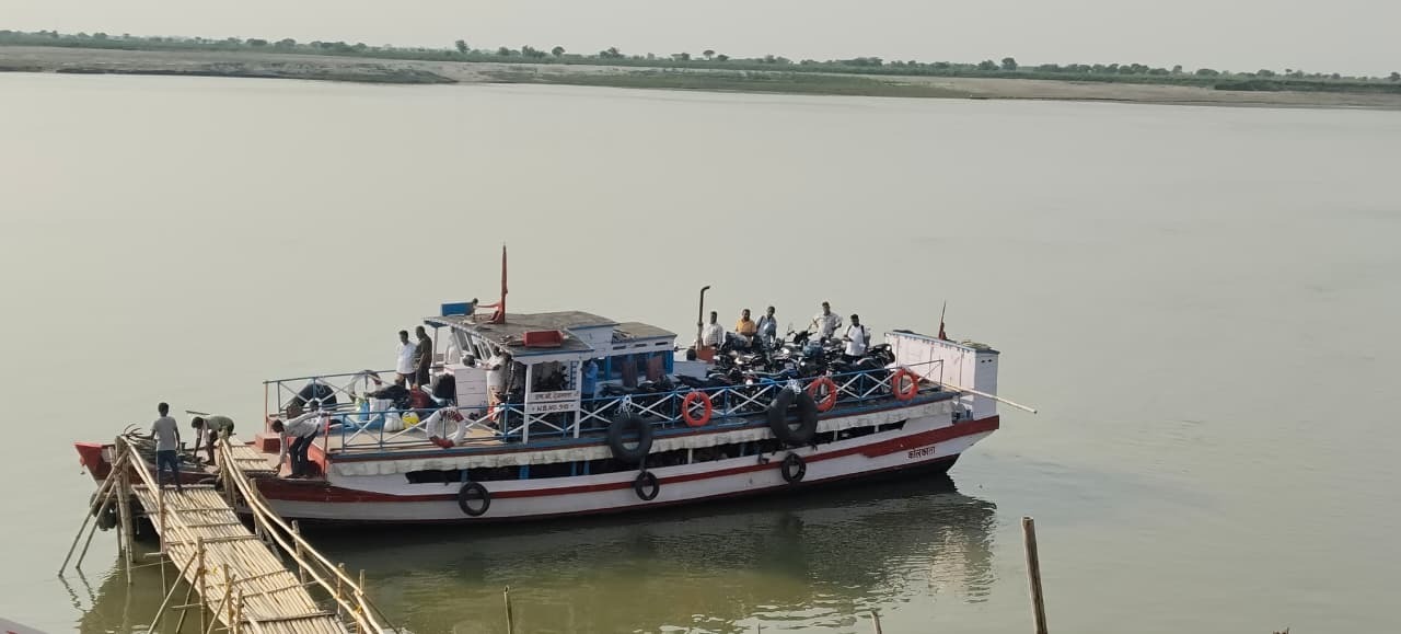BHAGALPUR : कहलगांव–तीनटंगा फेरी घाट पर बढ़ा दबाव, यात्रियों की उमड़ रही भीड़