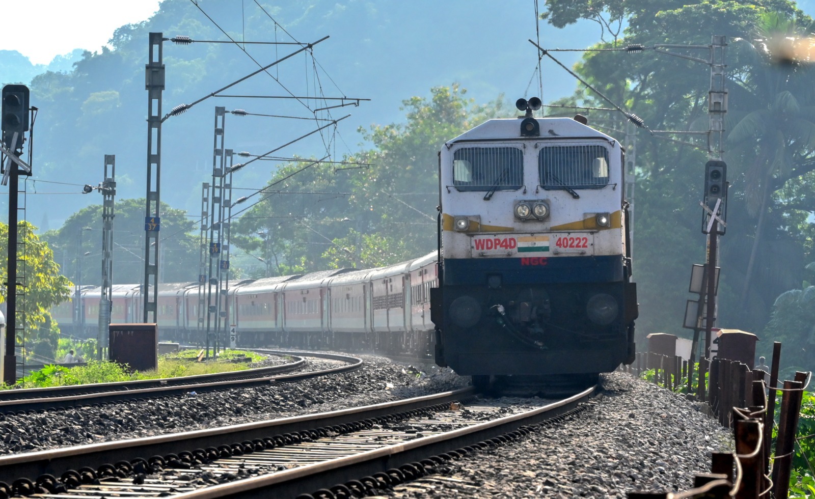 यात्रियों की सुविधा के लिए 80 से अधिक ट्रेनों के समय में बदलाव