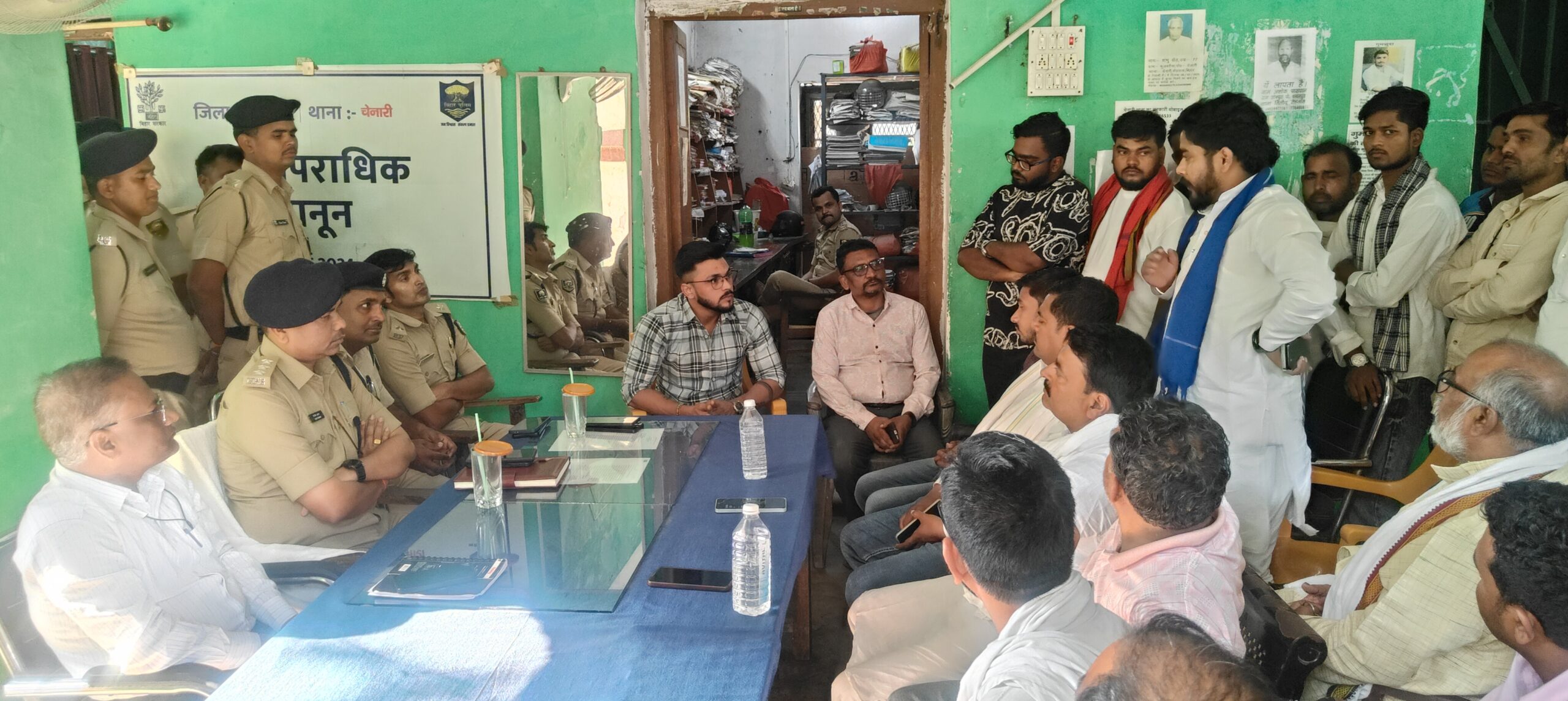 सड़क हादसे में मृत युवक के परिजन और घायलों को उचित मुआवजा देने की मांग