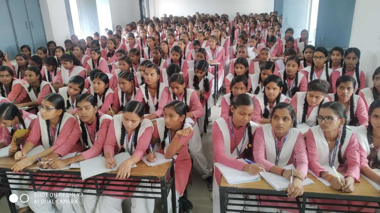 रामगढ़ पीएम श्री विद्यालय में शिक्षकों और कक्षाओं की भारी कमी, पढ़ाई प्रभावित