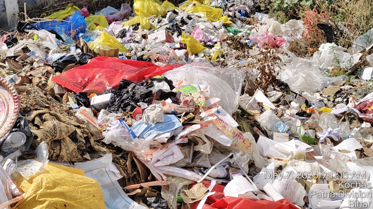 कोचस सीएचसी बांट रहा बीमारी, फैली है गंदगी, जिम्मेदार बेफिक्र