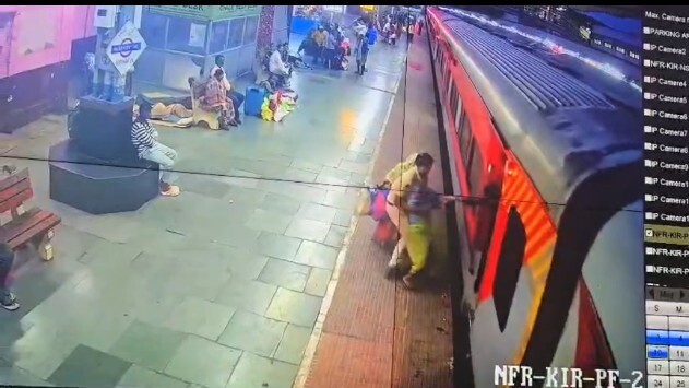 इंटरसिटी ट्रेन से उतरने में महिला प्लेटफार्म-ट्रेन के बीच फंसी, बची