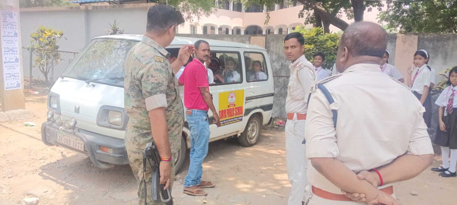 स्कूली वाहनों में क्षमता से अधिक बच्चों को ढोने पर कार्रवाई, प्राचार्यों की भी तय होगी जवाबदेही