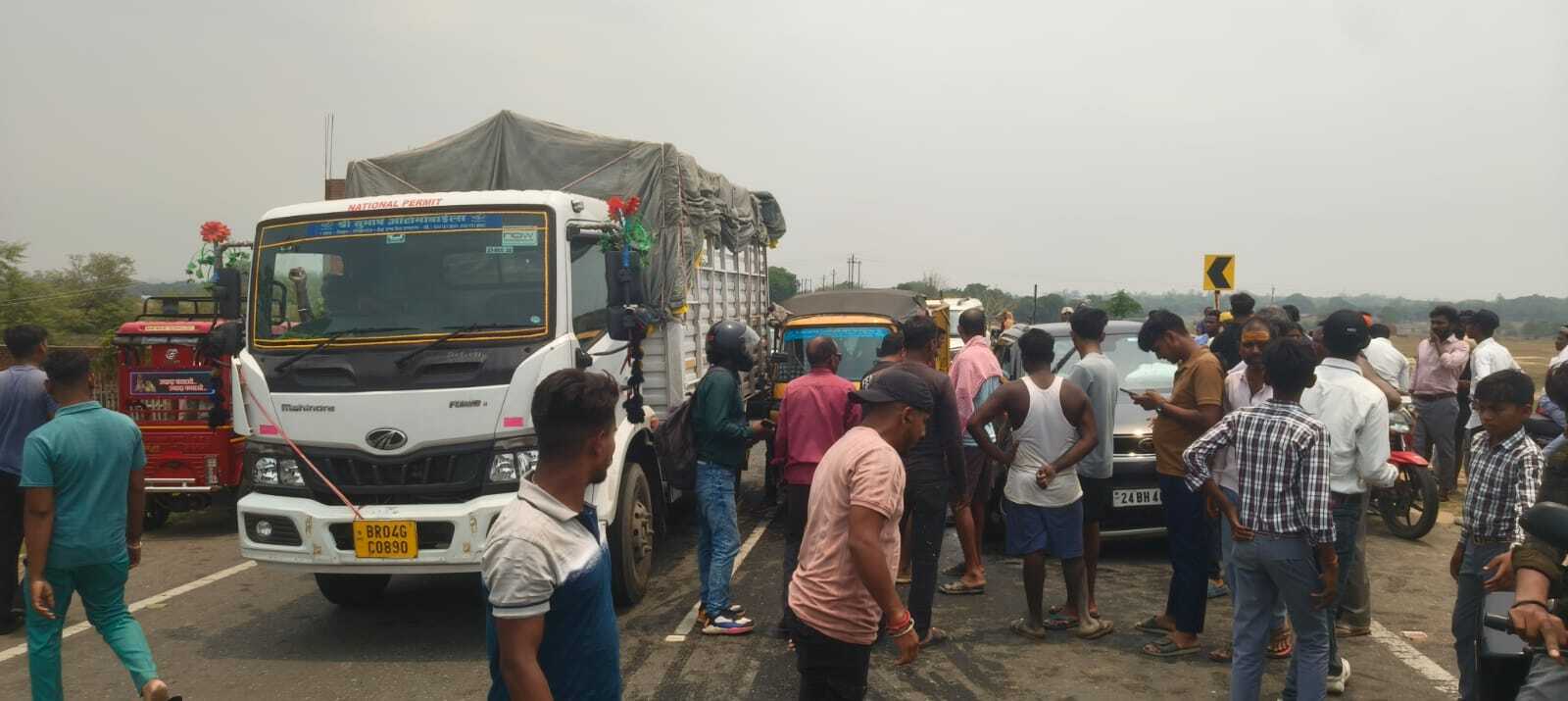 Giridih News :चार पहिया वाहन ने छात्र को कुचला, धनबाद रेफर