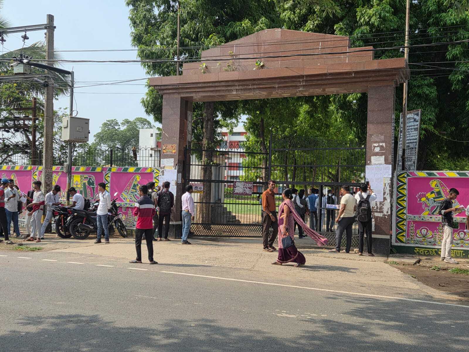 Bhagalpur. राजकीय पॉलिटेक्निक में सेमेस्टर टू की परीक्षा शुरू, सुबह से ही लगी रही परीक्षार्थियों की भीड़