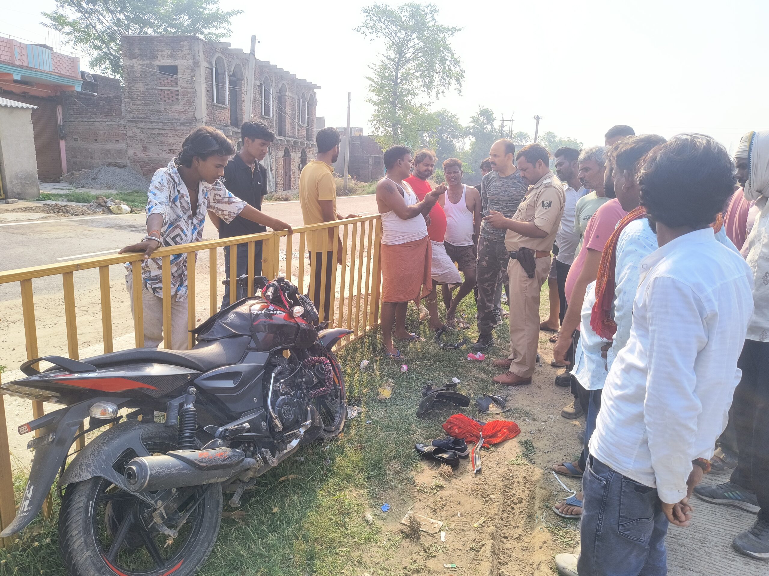 वाहन ने दो बाइकों में मारी टक्कर, चार घायल