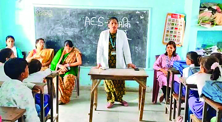 Gopalganj News : विद्यालय में बच्चों को चमकी बुखार से बचाव की दी गयी जानकारी