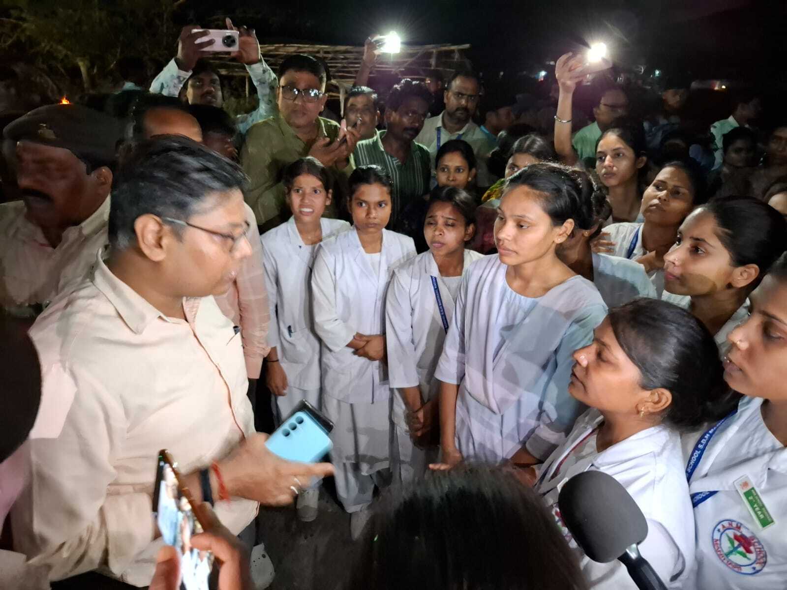 ट्यूटर पर प्रताड़ना का आरोप लगाकर एएनएम की छात्राएं सड़क पर उतरीं