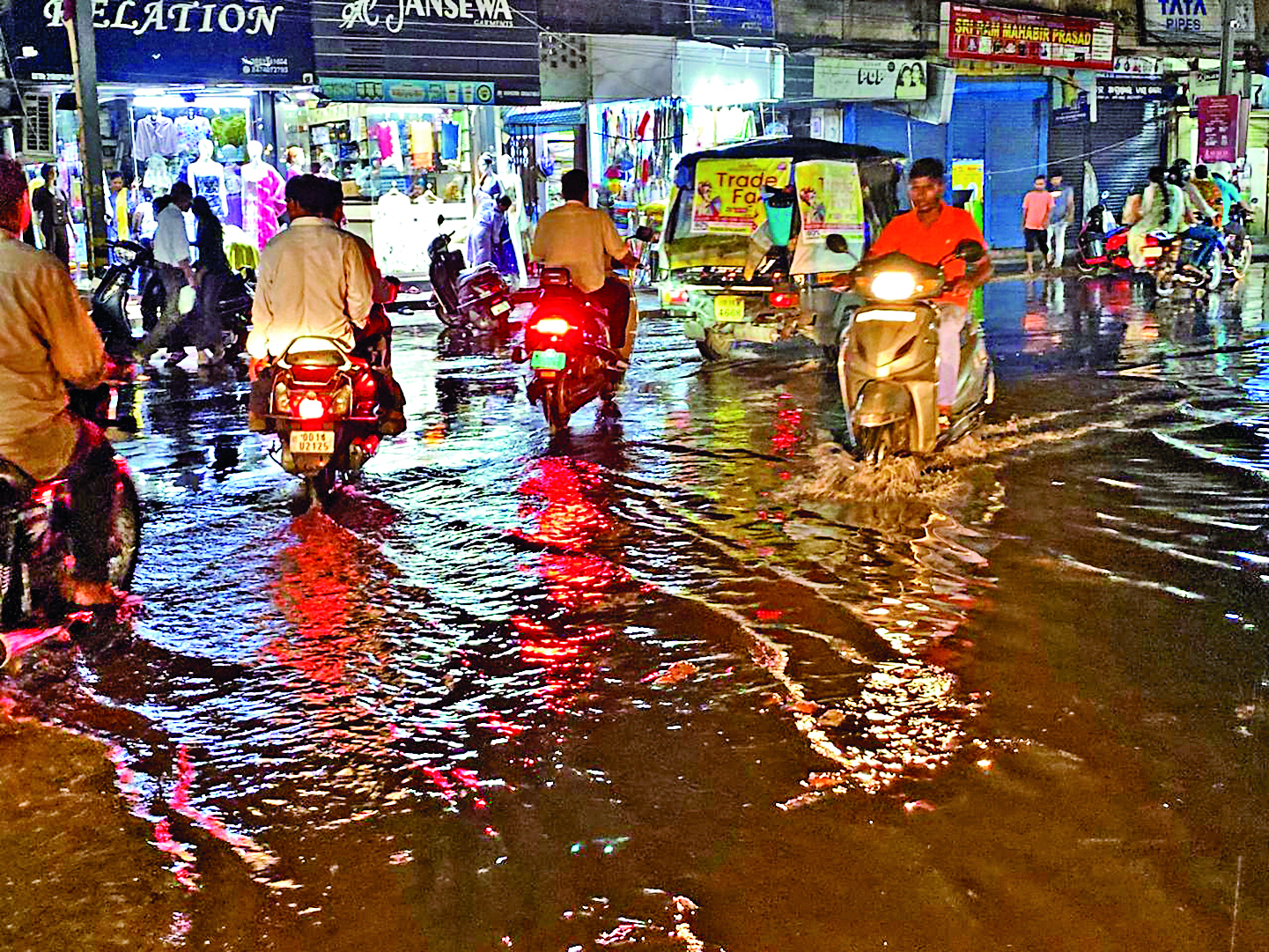 Rourkela News: दिनभर धूप ने किया परेशान, शााम में आंधी-पानी से कई इलाकों में जलजमाव, गिरे पेड़