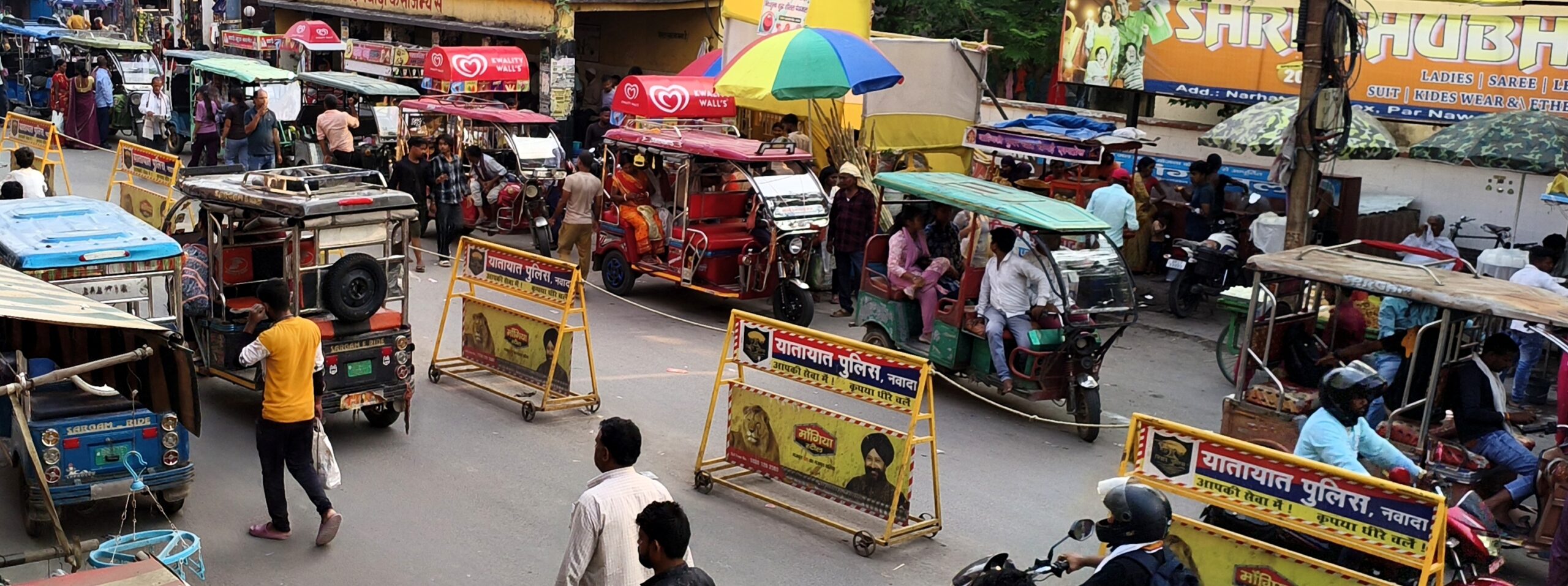 इ-रिक्शा स्टैंड की कमी और रेलवे फाटक बंद होने से घंटों लग रहा जाम