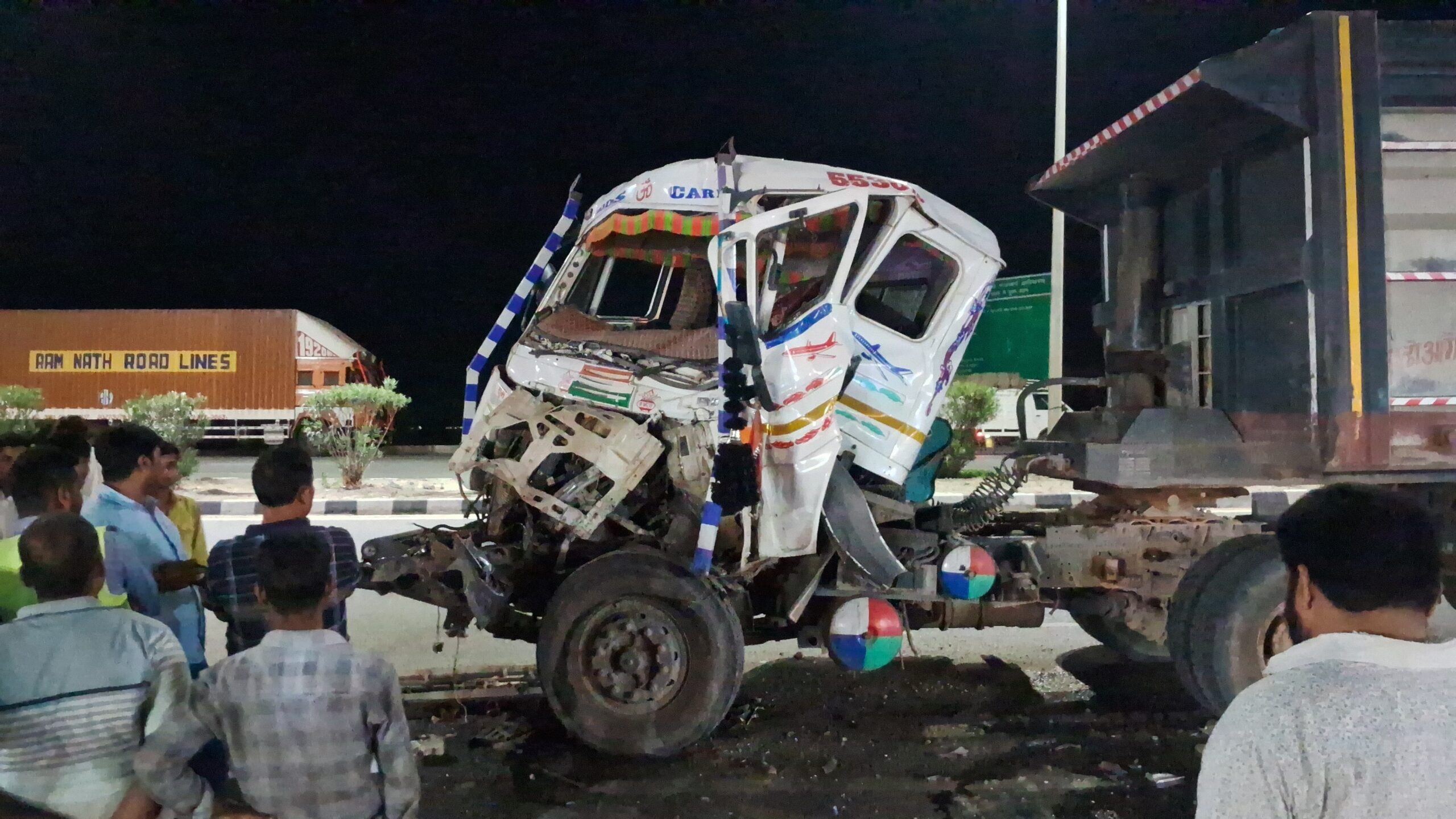 टोल प्लाजा के पास दो ट्रेलरों में टक्कर, चालक फरार