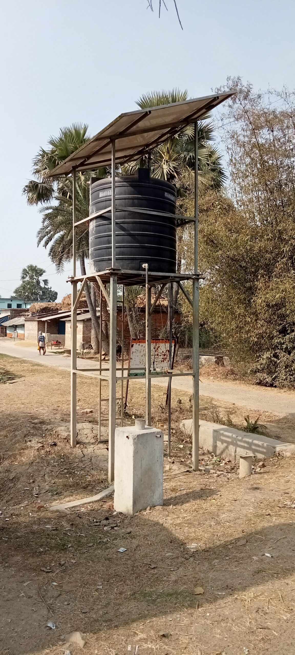 पानी के लिए भटक रहे ग्रामीण, महिलाओं को परेशानी