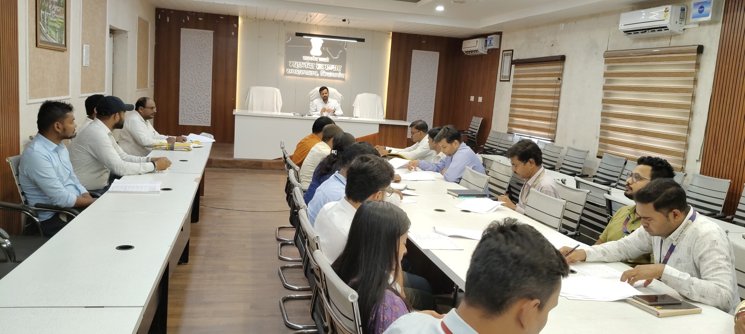डीएम ने की उद्योग विभाग की समीक्षा, लक्ष्य पूरा न करने वाले बैंक प्रबंधकों पर गिरेगी गाज