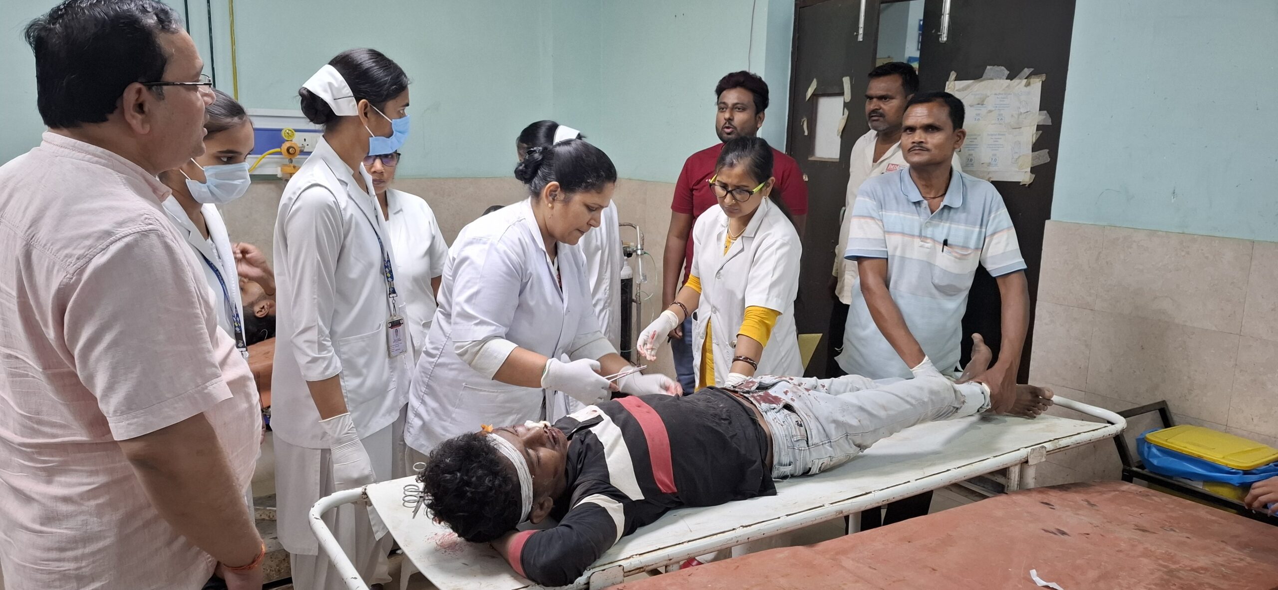 बाइक नारियल के पेड़ से टकराई, दो युवक गंभीर, रेफर