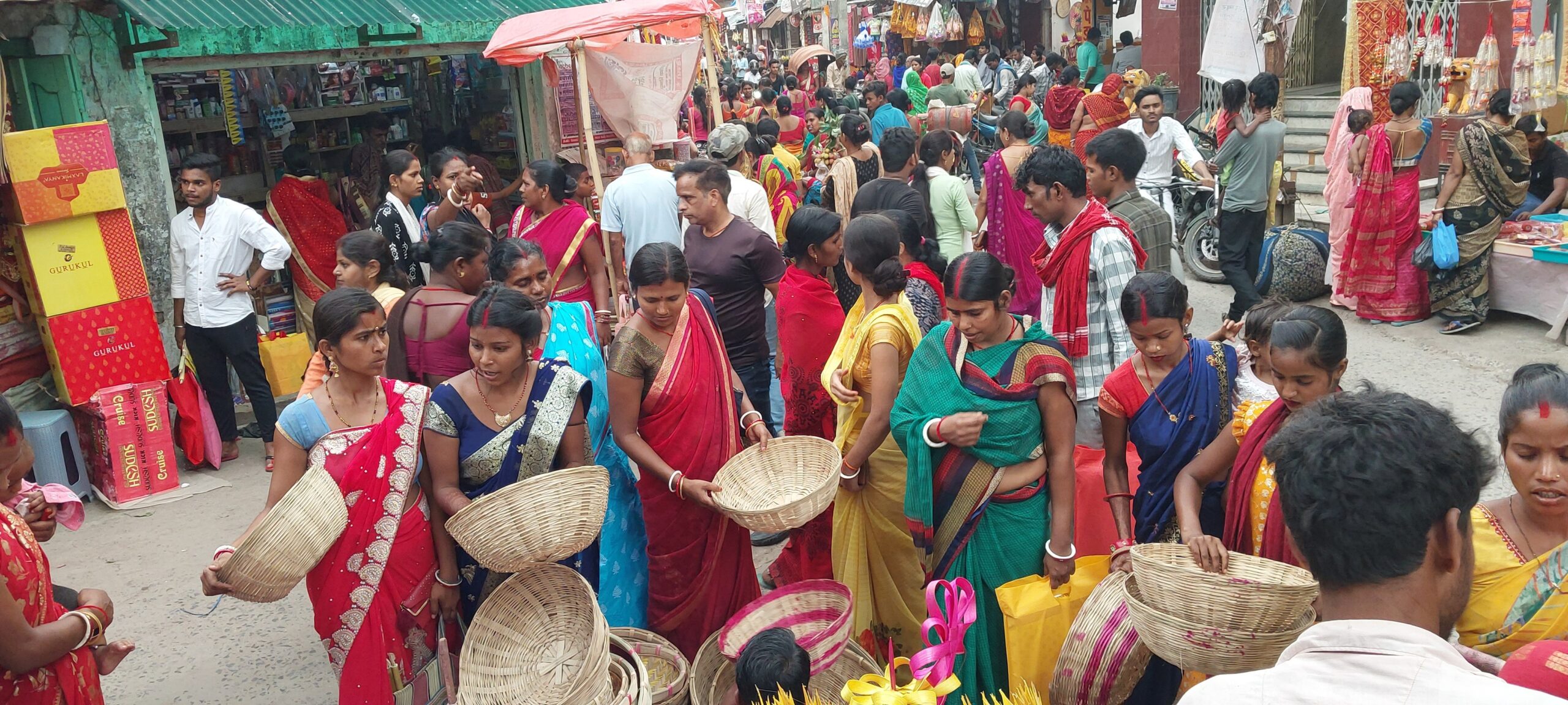 वट सावित्री पूजा को लेकर बाजार में खरीददारी को लेकर उमड़ी भीड़