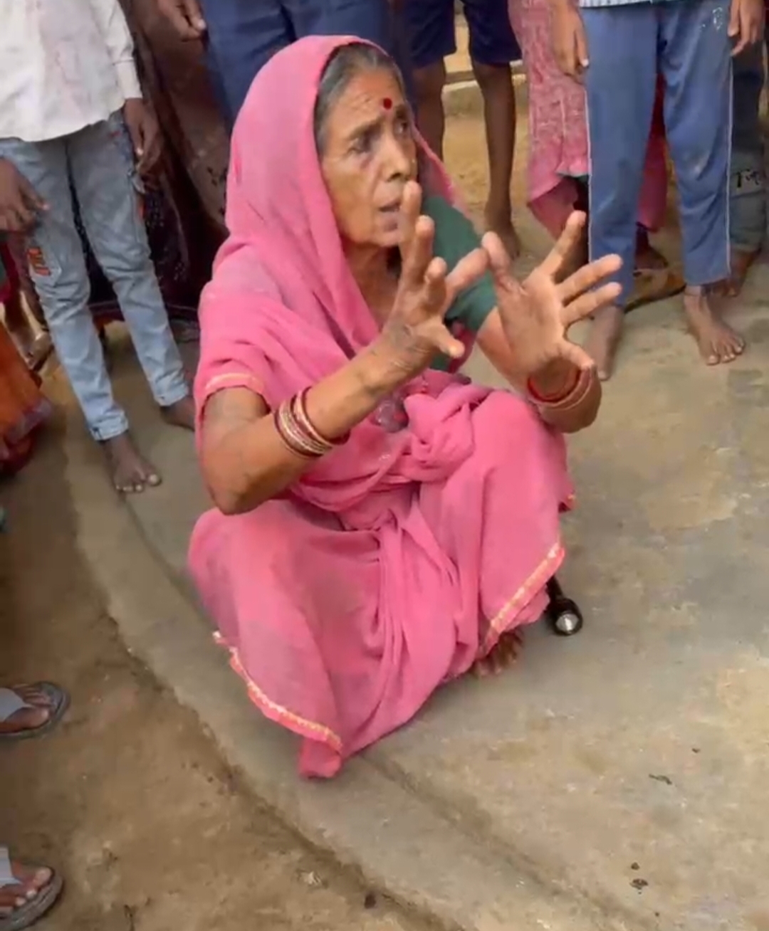 Giridih News :महिला को बंधक बनाकर जेवरात, नगदी व कागजात की लूट