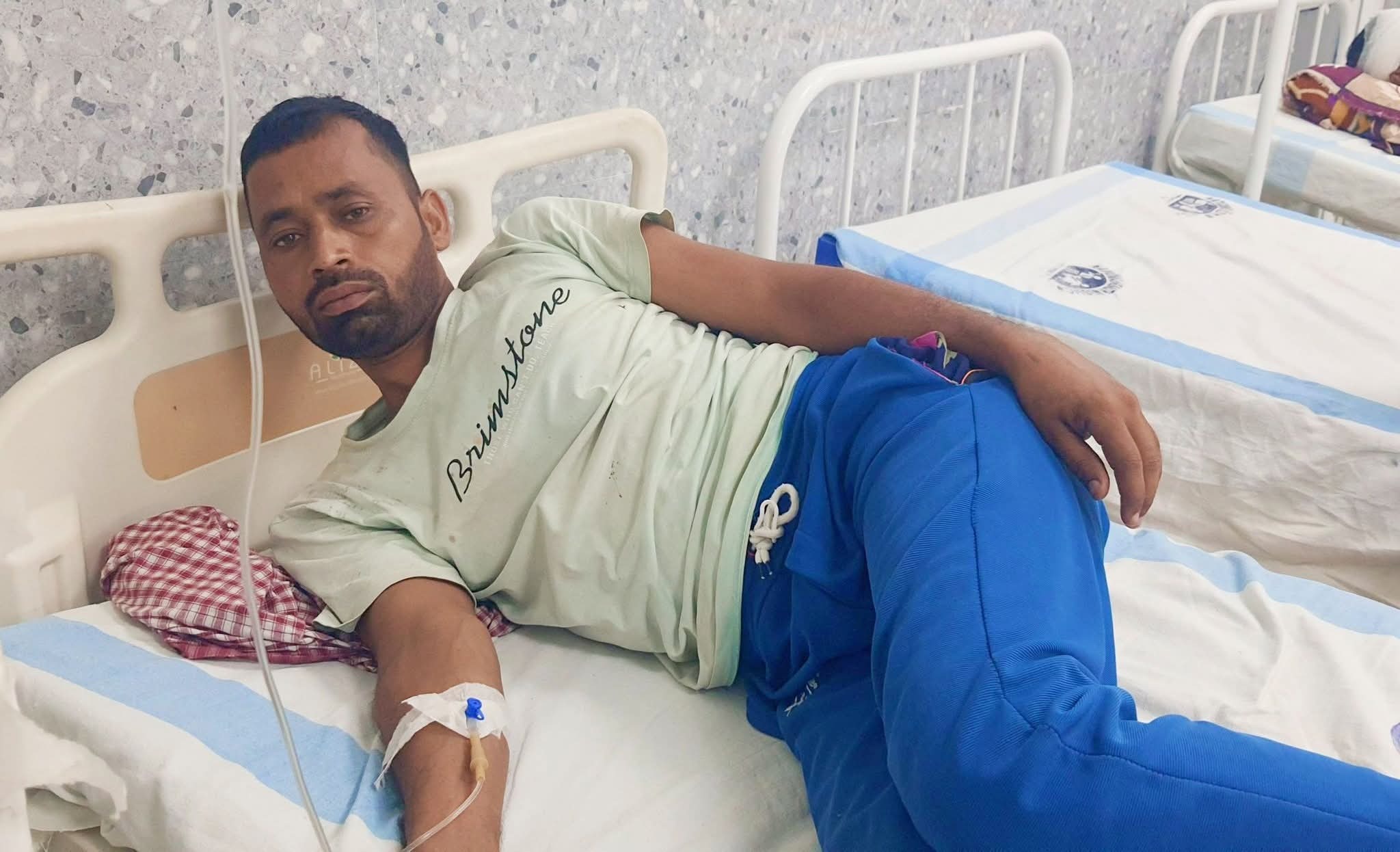 शीशम के पेड़ की छाल में छिपा था सांप, हाथ रखते ही युवक को डंसा, सीएचसी में भर्ती