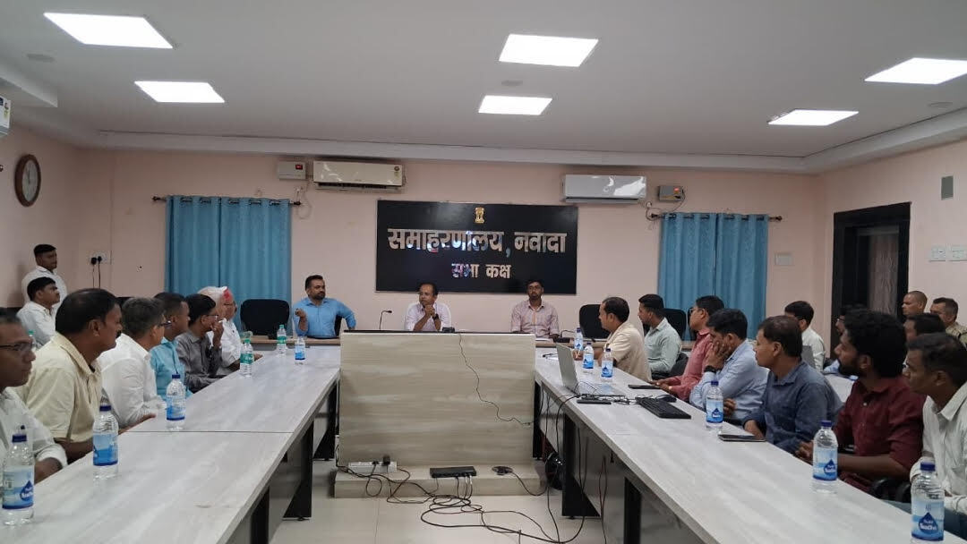 ईंधन आपूर्ति में सार्वजनिक परिवहन व उपभोक्ताओं को प्राथमिकता दें – डीएम