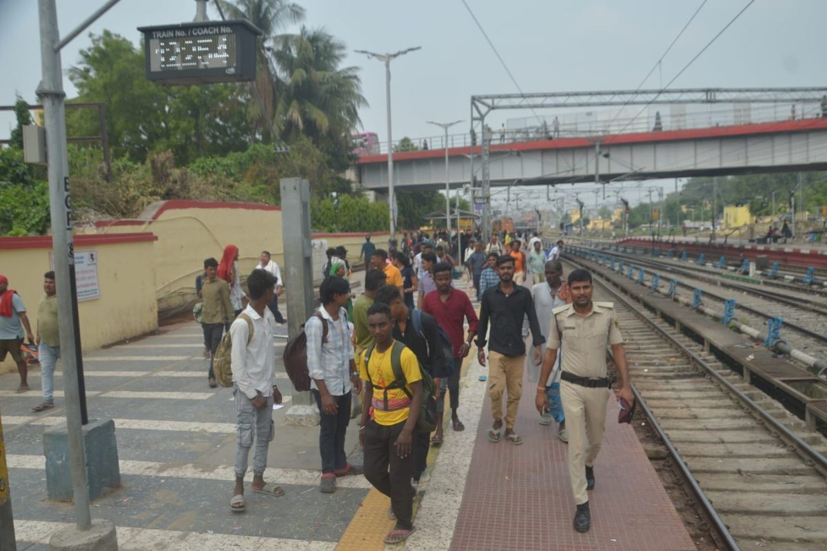 अंग एक्सप्रेस में जनरल कोच की भारी भीड़, तीन सौ से अधिक यात्री घर लौटे