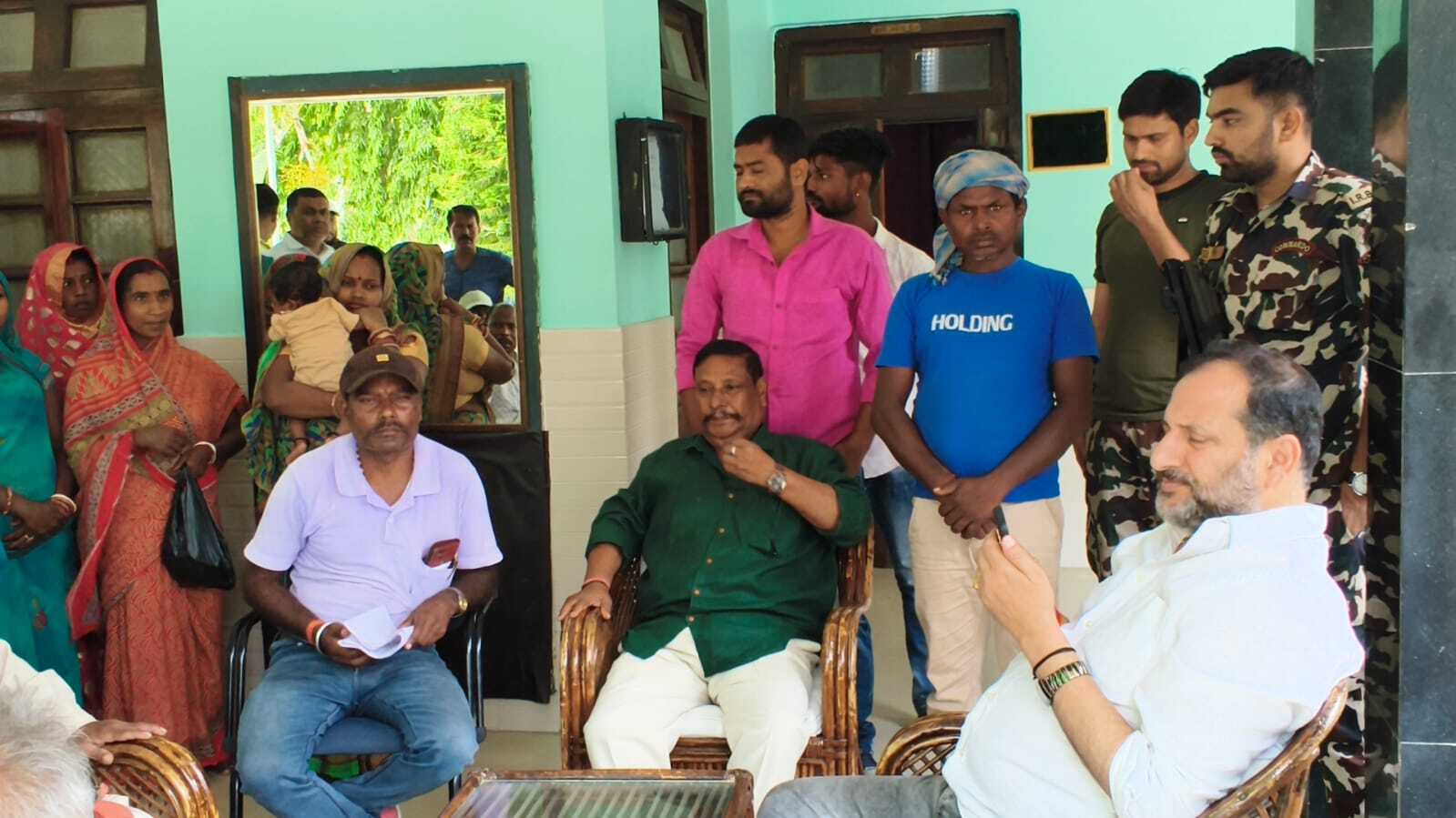 जनता दरबार में गूंजी महिलाओं की आवाज, आंगनबाड़ी केंद्र स्थानांतरण की उठी मांग