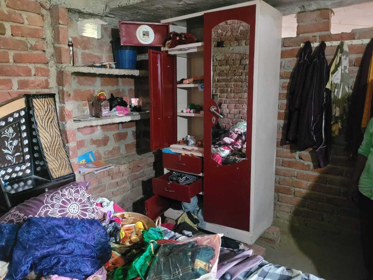 छत पर सो रहा था पूरा परिवार, ताला तोड़कर चोरों ने कर ली घर से चोरी