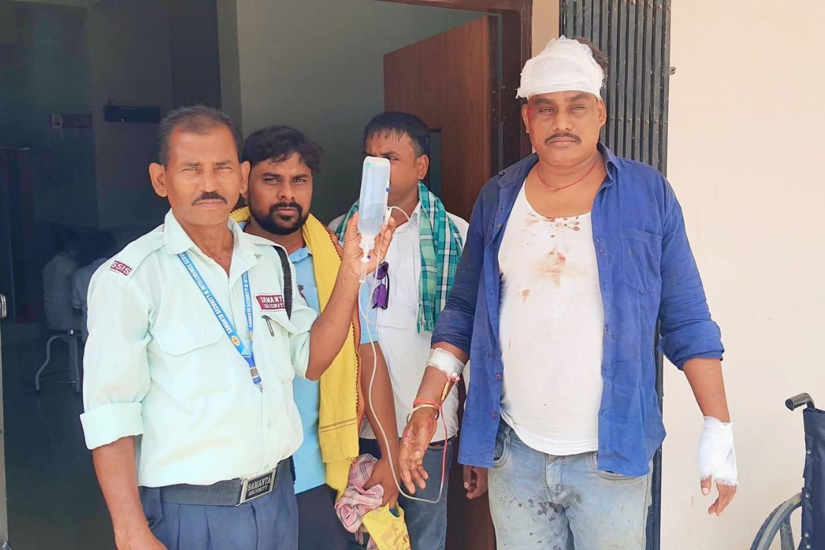 कटोरिया में सड़क पर अचानक दौड़ा बच्चा, बाइक पलटने से मोबाइल दुकानदार घायल