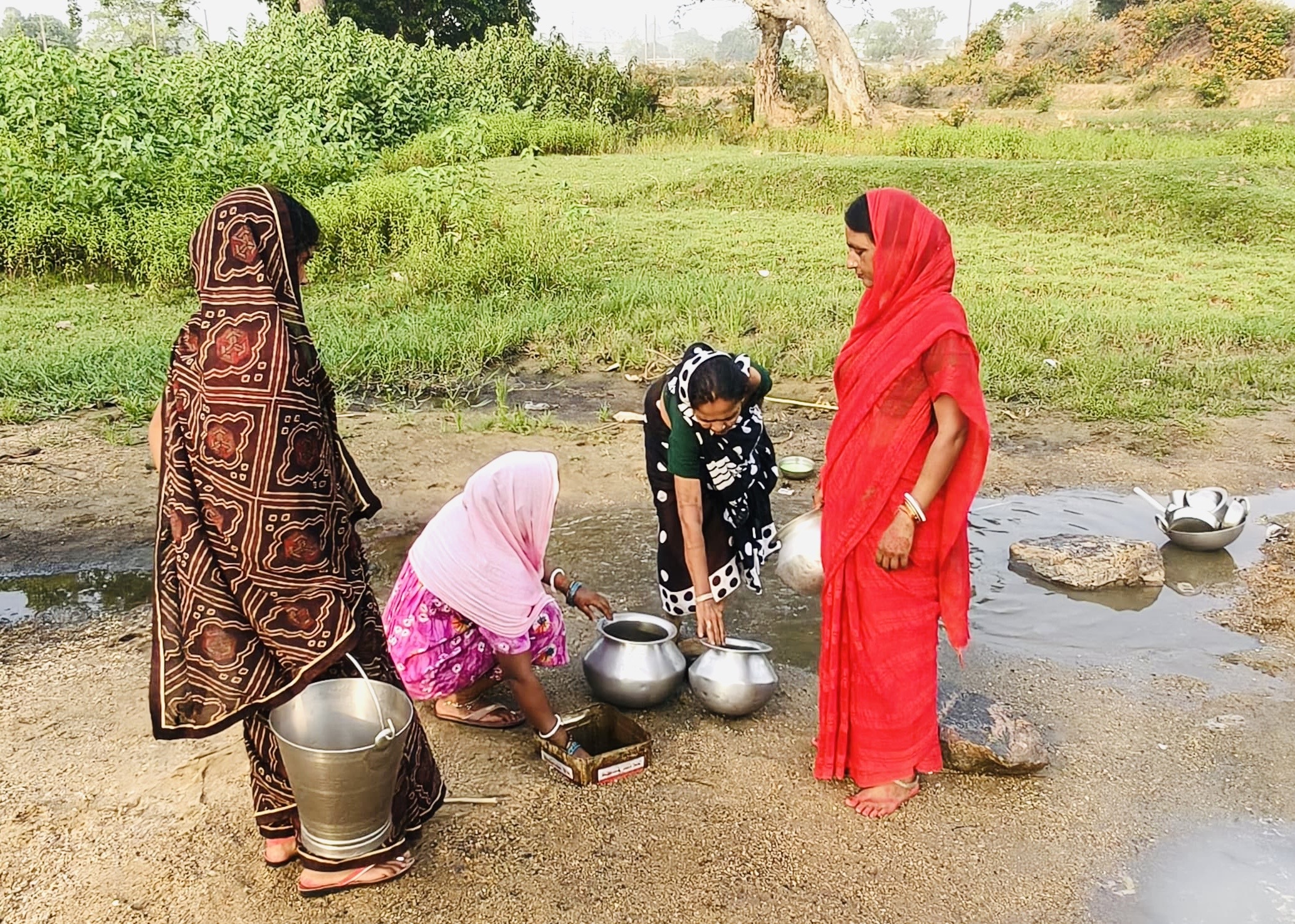 Giridih News :कुड़ियामो में जलसंकट गहराया, नदी में चुआं खोदकर बुझा रहे प्यास