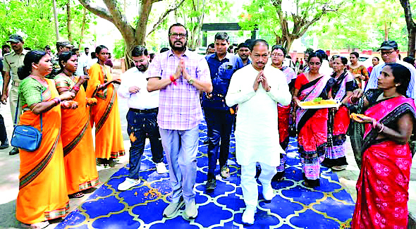 Rourkela News: वसुंधरा योजना के 42 लाभार्थियों में पट्टा वितरित किया