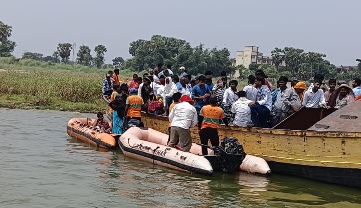 बीच नदी में खराब हुई बड़ी नाव, एसडीआरएफ टीम ने बच्चों और बुजुर्ग महिला को किया रेस्क्यू